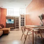 アパート Spacious With Amazing Loft *