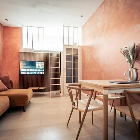 アパート Spacious With Amazing Loft *